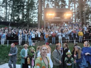 Selfie-foto pärast viimast etendust juubeldavast trupist ja vaimustunud publikust: Karl Bussov. Selleaastane LendTeatri suvelavastus “Suveöö unenägu” sai läbi j